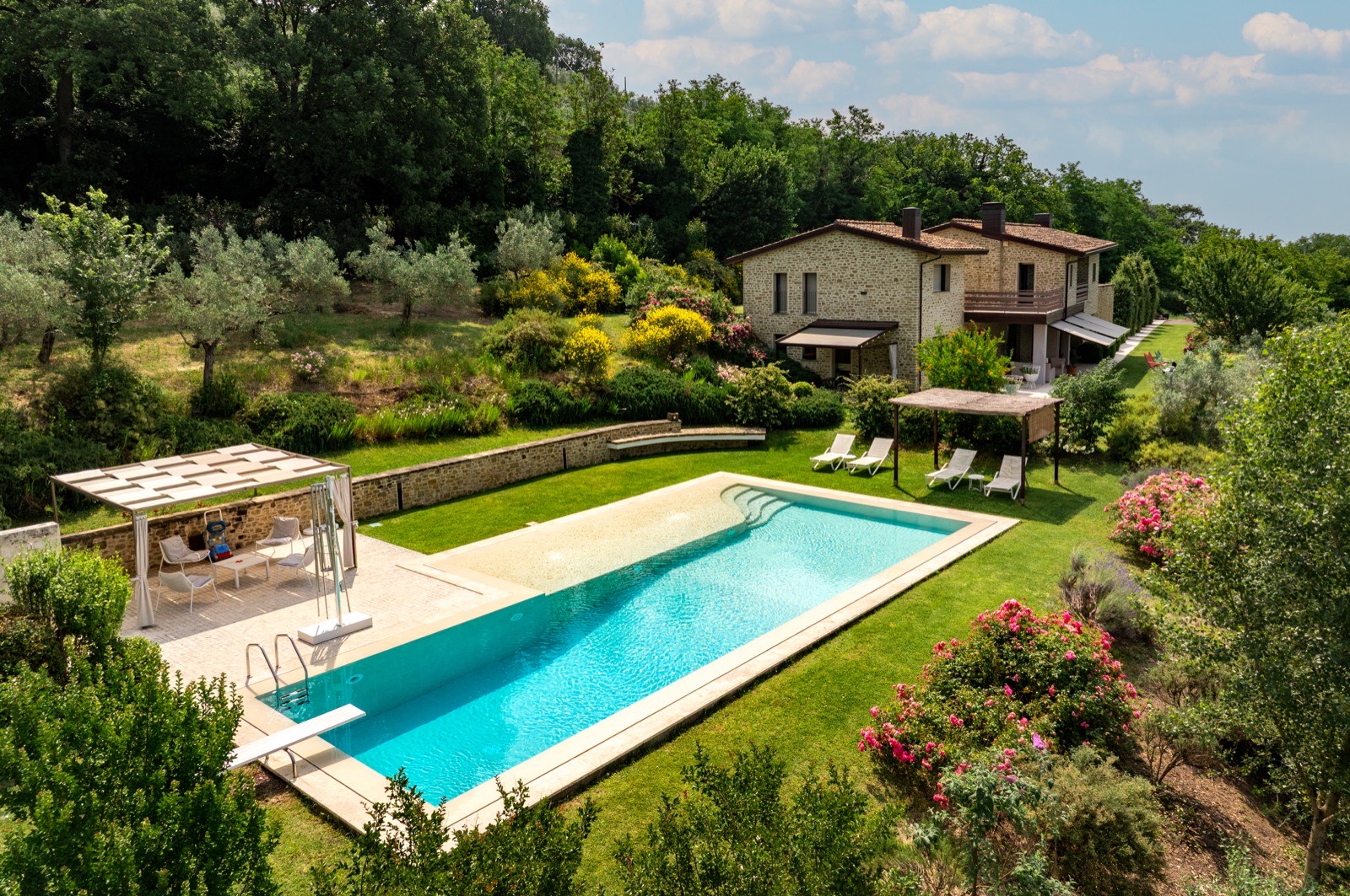Modern villa with infinity pool near Assisi